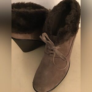 B. Makowsky women brown suede fur wedge boots US 7